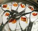 Hình bước làm 3 của món Bánh bột lọc bằng khuôn và muỗng ăn canh