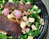 Foto del paso 5 de la receta: Ensalada de canónigos con atún, mojama y queso de tomates secos con aceitunas negras