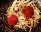Foto del paso 6 de la receta: Espaguetis negros con sepia en salsa de pimentón