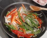 Foto del paso 2 de la receta: Pollo con verduras al teriyaki