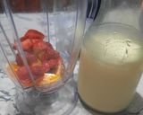 Foto del paso 3 de la receta: Licuado de frutillas, cardamomo miel y mandarina