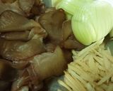 รูปขั้นตอนการทำที่ 1 ของ หมูผัดขิง
