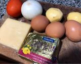 Hình bước làm 1 của món Lạ Miệng Với Bacon, Khoai Tây, Trứng, Phô Mai, Cà Chua và Các Loại Lá Thơm Của Ý