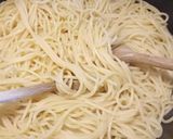 A picture of step 3 of Spaghetti aglio olio e peperoncino with a twist.
