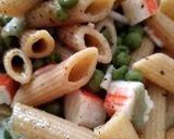 Foto del passaggio 4 della ricetta Penne integrali con piselli e surimi