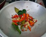 Foto langkah ke 1 dari resep Sarden masak asam manis.