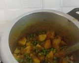 A picture of step 4 of Aloo matar sabji.