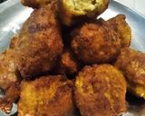 Gambar langkah 3 resipi Cekodok lebihan roti + pisang + kelapa kering.