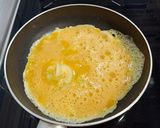 Foto del paso 2 de la receta: Tortilla francesa de atún, cebolleta fresca y queso