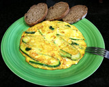 Foto del paso 4 de la receta: Tortilla de huevo con lascas de calabacín y copos de cebolla seca