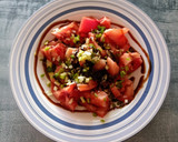 Foto del paso 3 de la receta: Ensalada de tomate rosa, cebolleta, pimiento verde y calabacín
