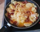 Foto del paso 5 de la receta: Patatas a lo pobre con chorizo