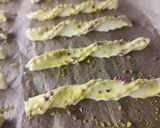 Pisztáciás csavart gluténmentes levelestésztából recept fázis 3 fotója