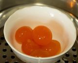 Hình bước làm 2 của món Cua sốt trứng muối