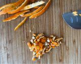 Foto del passaggio 1 della ricetta Pilaf di scorze di clementina, gambi di carciofo e julienne di iceberg