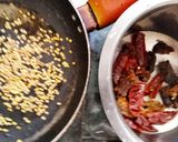 शेजवान सॉस (schezwan sauce recipe in marathi) रेसिपी स्टेप 1 फोटो