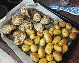 Foto del paso 4 de la receta: Pollo cocido y embarrado al horno con papas asadas