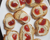 Foto del paso 4 de la receta: Tosta de pan de pasas con queso de cabra y mermelada de tomate