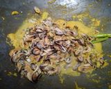 Foto langkah ke 3 dari resep Kerang cabe ijo bumbu kuning simple.