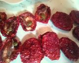 Foto del passaggio 2 della ricetta Pomodori secchi sott'olio, capperi, acciughe e peperoncino