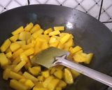 A picture of step 2 of Omelette curry with potatoes.