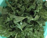 Hình bước làm 3 của món Thí nghiệm cùng cải xoăn: kale salad và kale chip