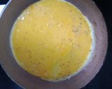 Foto langkah ke 3 dari resep Telur Dadar Oregano Less Oil.