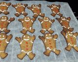 Foto del paso 8 de la receta Gingerbread Man Cookies (Galletas de hombre de jengibre)