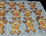 Foto del paso 8 de la receta Gingerbread Man Cookies (Galletas de hombre de jengibre)