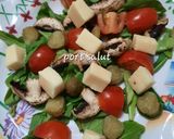 Foto del paso 5 de la receta: Ensalada: rúcula, hongos, cherry, pepinillos y queso