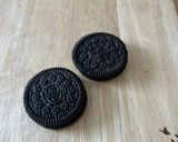 Hình bước làm 1 của món Oreo Bats - Bánh Oreo Hình Dơi Halloween