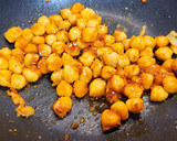 Foto del paso 1 de la receta: Ensalada de espinacas y garbanzos con sobrasada y miel