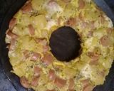 Foto del paso 4 de la receta: Tortilla de papas salchichas y queso al horno