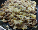 Foto del paso 5 de la receta: Revuelto de champiñones y calabacín🍄🥒🧀