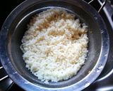 Foto del paso 5 de la receta: Arroz salteado con col rizado y uvas pasas - veggie - pechuga de pollo
