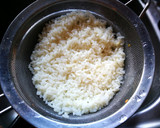 Foto del paso 5 de la receta: Arroz  salteado con col rizado y uvas pasas - veggie - pechuga de pollo