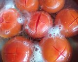 A picture of step 2 of Huevos Ahogados (Eggs Poached in Tomato Sauce).