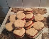 Foto del paso 14 de la receta: Alfajores de chocolate blanco rellenos con dulce de membrillo