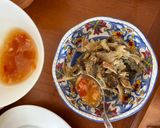 Hình bước làm 3 của món Gỏi Xoài Cà Rốt Rau Răm Trộn Khô Cá Sặc
