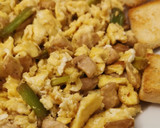 Foto del paso 5 de la receta: Huevos revueltos con Ajetes y Pollo