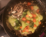 Foto del paso 2 de la receta: Salteado de setas claras y verduras
