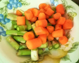 Foto del paso 3 de la receta: Lubina rellena de verduras sobre crema de espárragos