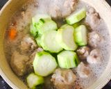 Foto langkah ke 4 dari resep Sup Bakso Wortel Gambas simpel.