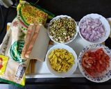मॅगी मिसाळ पाव (Maggi Misal Pav recipe in marathi) रेसिपी स्टेप 1 फोटो 