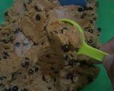 Foto langkah ke 4 dari resep Chewy and Soft Chocochips Cokies.