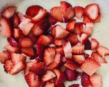 Foto del paso 3 de la receta: 🧁MUFFINS🧁CON 🍓🍓🍓🍓🍓🍓FRUTILLAS🍓 (sin huevos)