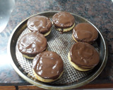 Foto del paso 8 de la receta: Alfajores de dulce de leche bañados en chocolate. Grace