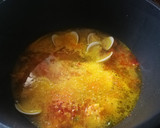 Foto del paso 2 de la receta: Sopa de merluza y almejas blancas
