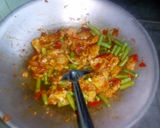 รูปขั้นตอนการทำที่ 5 ของ ผัดกระเพราใส่พริกแกง
