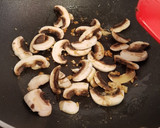 Foto del paso 3 de la receta: Solomillo de ternera al horno en salsa cremosa de champiñón y pasta
